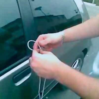 Como abrir coche con cordón de zapato